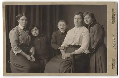 Fotografie Atelier Germania, Ludwigshafen, Ludwigstr. 24, Bürgerliche Dame mit ihren drei Kindern und der Grossmutter