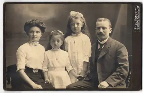 Fotografie Paul Mende, Hagen i. W., Bahnhofstr. 49, Zwei Schwestern mit Schleifen im Haar mit den Eltern