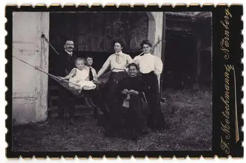 Fotografie F. Motschmann, Nürnberg, Familienfoto mit drei Generationen an einer Hängematte
