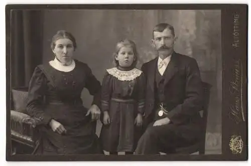 Fotografie Hans Strauss, Altötting, Schlotthammerstr. 1, Bürgerliches Ehepaar in Sonntagsgarderobe mit der Tochter