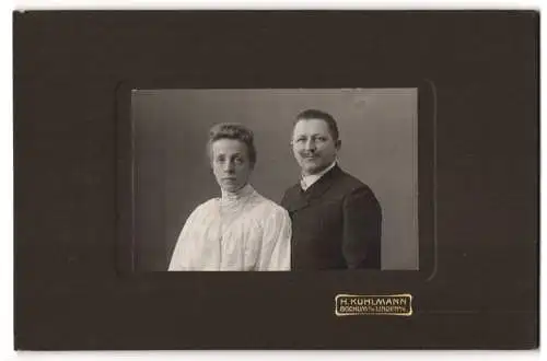 Fotografie H. Kuhlmann, Bochum i. W., Bürgerliche Dame in eleganter weisser Bluse neben ihrem Ehemann