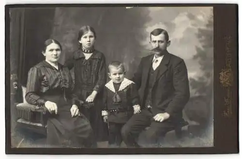 Fotografie Hans Strauss, Altötting, Schlotthammerstr. 1, Bürgerliches Ehepaar mit Tochter und Sohn