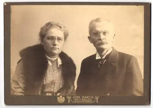 Fotografie Gebr. Martin, Augsburg, Bahnhofstrasse 24, Älteres Ehepaar, die Frau mit Kneifer, der Mann mit einer Brille