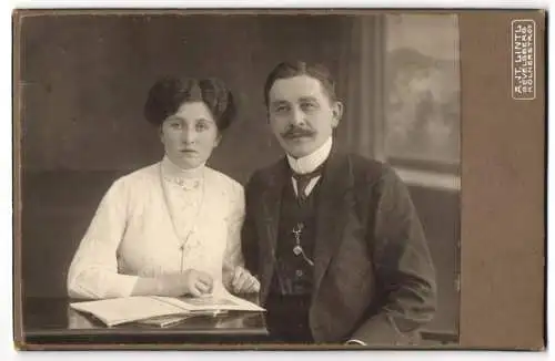 Fotografie A. Lintl, Gevelsberg, Kölnerstr. 6a, Bürgerlicher Herr im Anzug mit Krawatte neben seiner Ehefrau