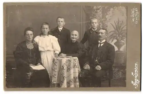 Fotografie Aug. Jensen, Quern-Dingholz, Junges Ehepaar mitsamt der Grossmutter und dreier Kinder