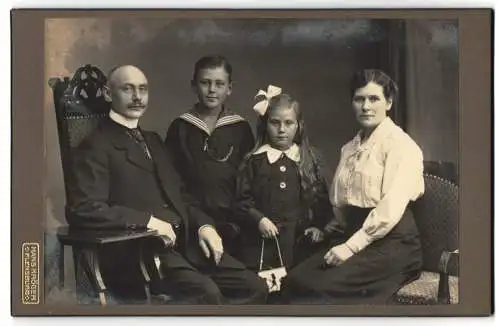 Fotografie Hans Kröger, Flensburg, Rathausstrasse 15, Bürgerliches Ehepaar mit Sohn im Matrosenkostüm und Tochter