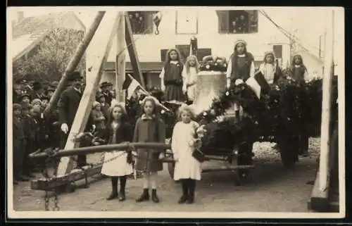 Foto-AK Lamprechtshausen, Arnsdorf, Glockenweihe, Kinder mit geschmücktem Festwagen