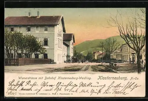 AK Klosterneuburg /N.-Oe., Wienerstrasse mit Bahnhof