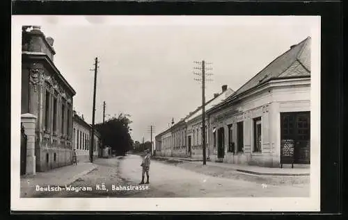 AK Deutsch-Wagram, Bahnstrasse mit Kind