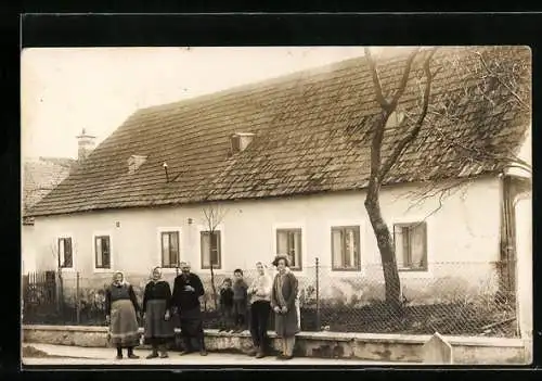 Foto-AK Gross-Siegharts, Familie vor ihrem Wohnhaus