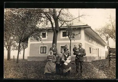 Foto-AK Judendorf /Stmk., Familie in drei Generationen vor einem Wohnhaus