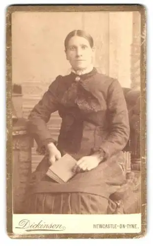 Fotografie Dickinson, Newcastle-on-Tyne, 41 Grainger Street, Dame sitzend mit Buch