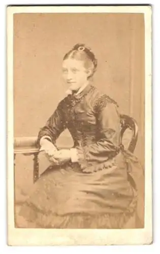 Fotografie J. W. Gilmor, Colchester, 29 Head Street, Elegante Dame in tailliertem Kleid, sitzend