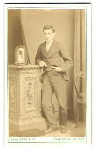 Fotografie Bannister & Co, Newcastle-on-Tyne, 1 Derwent Place, Eleganter junger Mann mit Hand in der Hosentasche