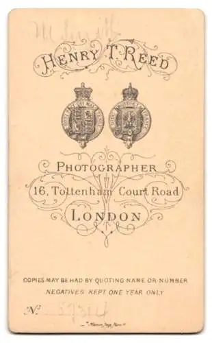 Fotografie H. T. Reed, London, 16 Tottenham Court Road, Bürgerliche in hochgeschlossenem Kleid im Portrait