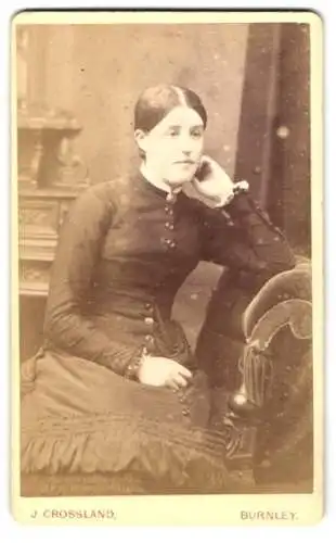 Fotografie J. Crossland, Burnley, 133 Westgate, Sitzende junge Dame in tailliertem Kleid