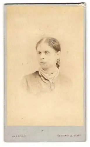 Fotografie E. Harrison, Newcastle, Junge Dame mit Halskette im Profil