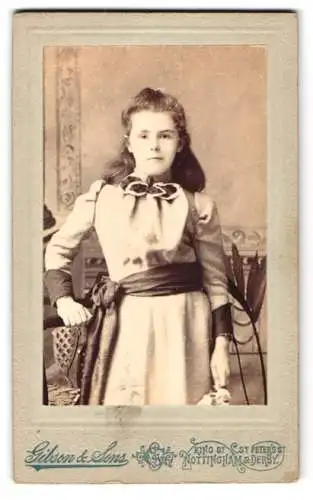 Fotografie Gibson & Sons, Nottingham, King St., Junges Mädchen mit Schleife am Kragen