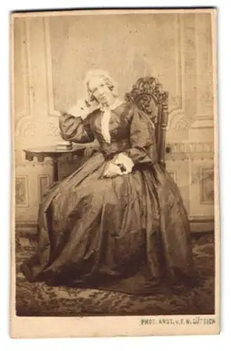 Fotografie F. W. Güttich, Ort unbekannt, Ältere Dame in tailliertem Kleid, sitzend