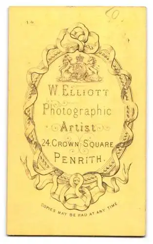 Fotografie W. Elliot, Penrith, 24 Crown Square, Dame in tailliertem Kleid mit hochgeschlossenem Kragen