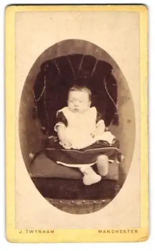 Fotografie J. Twyham, Manchester, Upper Jackson St., Niedliches Kleinkind auf Stuhl