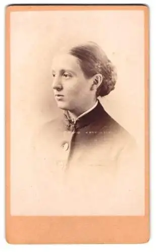 Fotografie Frederick Hopkins, Clifton, Victoria Street, Junge Frau mit Zopffrisur im Halbprofil