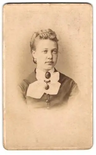 Fotografie M. Hofert, Bödigheim, Elegante junge Dame mit Schleife am Kragen