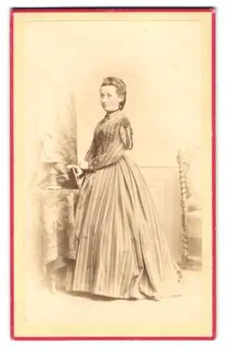 Fotografie C. Höpfner, Halle a. S., Elegante Dame in gestreiftem, tailliertem Kleid, stehend
