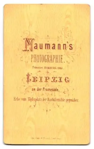 Fotografie Neumann, Leipzig, An der Promenade, Junge Dame mit gelockten Haaren und Halskette