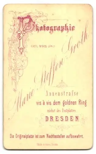 Fotografie Marie Steffen-Groth, Dresden, Annenstrasse, Eleganter junger Mann mit Fliege