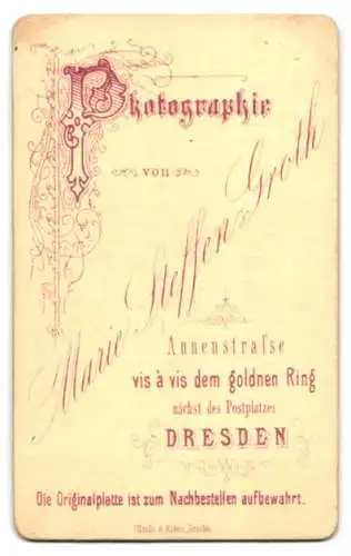 Fotografie Marie Steffen-Groth, Dresden, Annenstrasse, Eleganter junger Herr mit Fliege und Hand in der Hosentasche