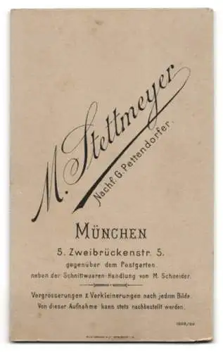 Fotografie M. Stettmeyer, München, Zweibrückenstr. 2, Bürgerlicher mit Schnauzbart und Fliege
