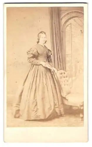 Fotografie Monkhouse & Co., York, 4, Lendal, Festlich gekleidete Dame mit einem Buch