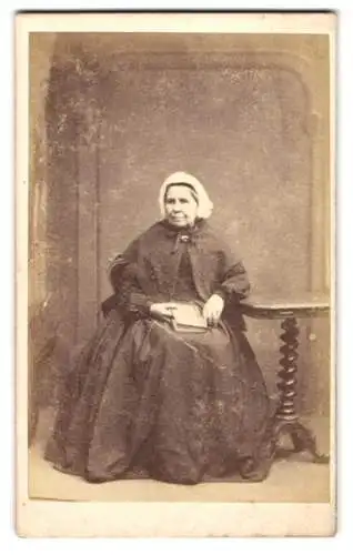 Fotografie Fredk. Whitlock, Birmingham, 110, New Street, Ältere Dame im Kleid mit Haube