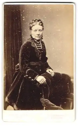 Fotografie E. R. Yerbury, Edinburgh, 3, South Hanover Street, Bürgerliche Dame im Samtkleid