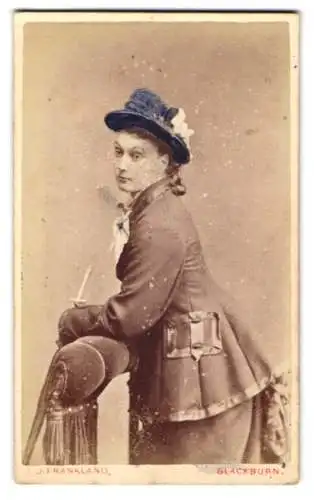 Fotografie J. Frankland, Blackburn, Preston New Road, Junge Dame in modischer Kleidung