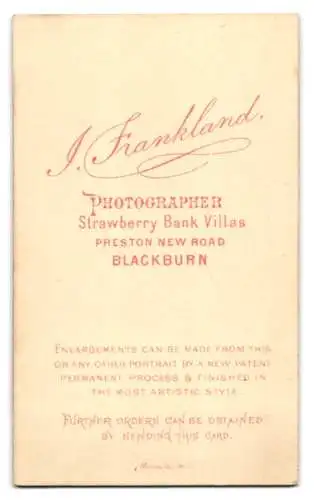 Fotografie J. Frankland, Blackburn, Preston New Road, Junge Dame in modischer Kleidung