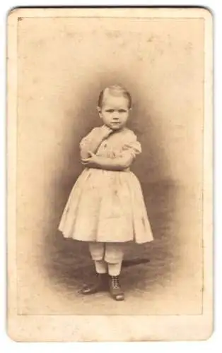 Fotografie A. Schütze, Dresden, Hauptstr. 9, Kleines Kind im Kleid