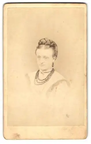 Fotografie T. Wells, Alton, High Street, Bürgerliche Dame mit Flechtfrisur