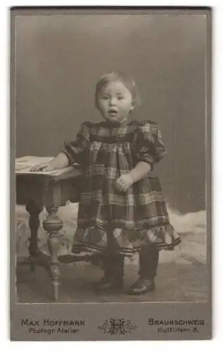 Fotografie Max Hoffmann, Braunschweig, Hutfiltern 8, Kleines Kind im karierten Kleid