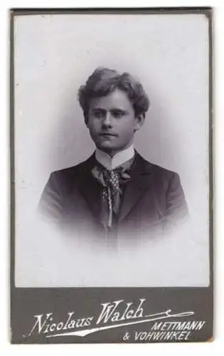 Fotografie Nicolaus Walch, Mettmann, Junger Herr im Anzug mit Krawatte