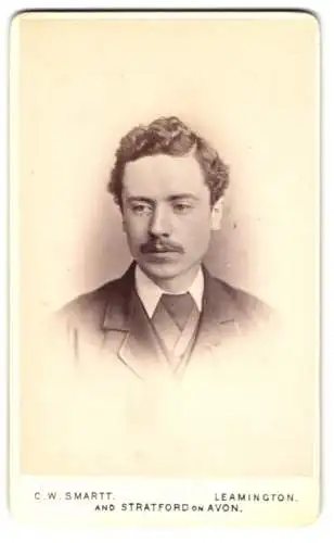 Fotografie Chas. W. Smartt, Leamington, 2, Colonnade, Junger Herr im Anzug mit Krawatte
