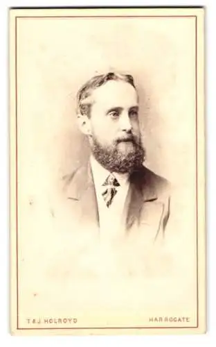 Fotografie T. & J. Holroyd, Harrogate, Bürgerlicher Herr mit Vollbart