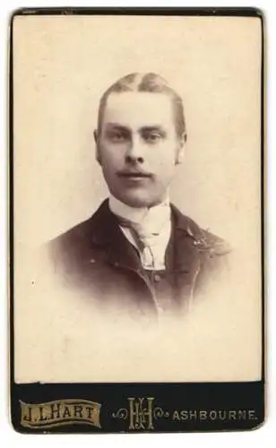 Fotografie J. L. Hart, Ashbourne, Junger Herr im Anzug mit Krawatte