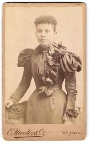 Fotografie E. Mentor & Co., Southampton, 107, Fawcett Road, Junge Dame im Kleid mit Puffärmeln