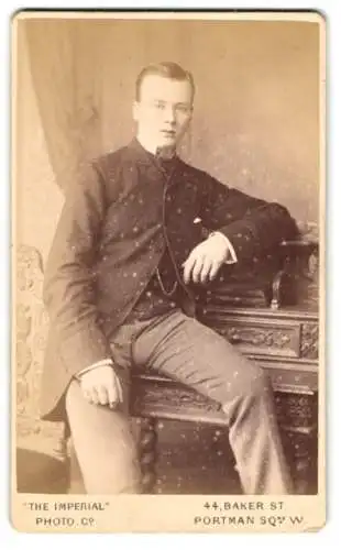 Fotografie The Imperial Photographic Co., London, 44, Baker Street, Junger Herr in modischer Kleidung