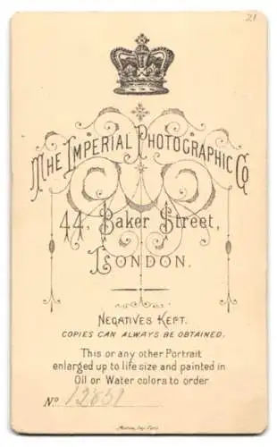 Fotografie The Imperial Photographic Co., London, 44, Baker Street, Junger Herr in modischer Kleidung