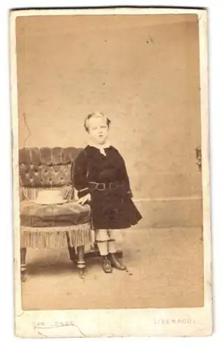 Fotografie Daniel Jones, Liverpool, 66, Bold St. & 11, Church St., Kleines Kind im schwarzen Kleid