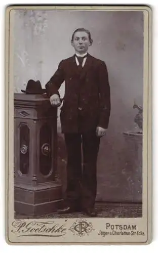 Fotografie P. Goetschke, Potsdam, Jäger- u. Charlotten-Str.-Ecke, Junger Herr im Anzug mit Krawatte