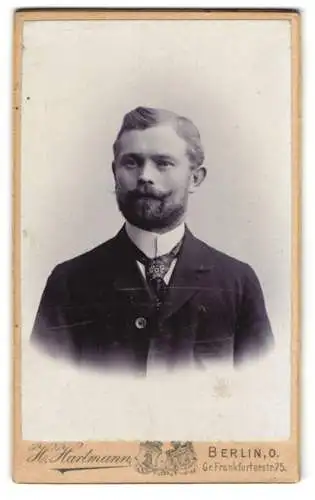 Fotografie H. Hartmann, Berlin, Gr. Frankfurterstr. 75, Bürgerlicher Herr mit Vollbart